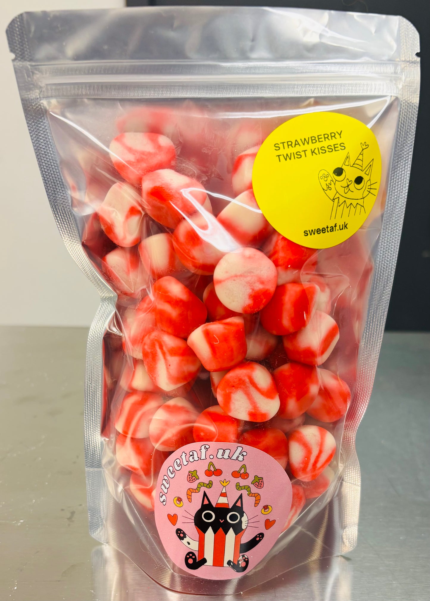 Strawberry Twist Kisses 400g