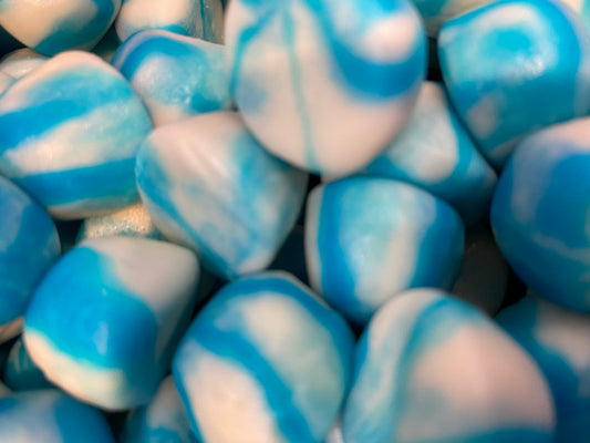 Blue Raspberry Twist Kisses 400g